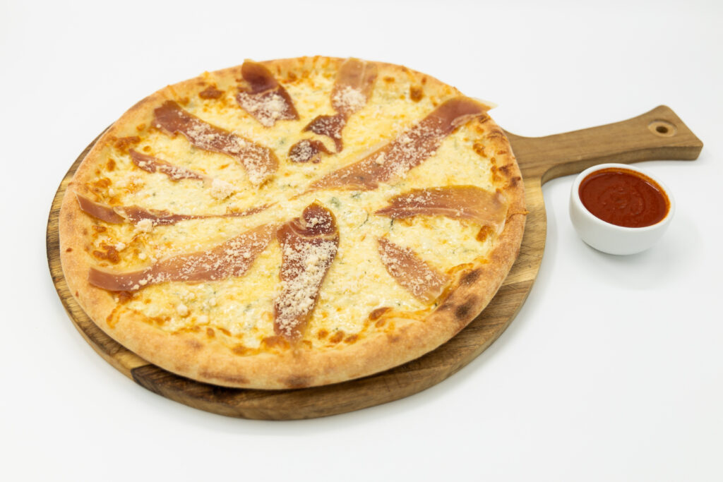 Pizza Quattro Formaggi e Prosciutto (6)