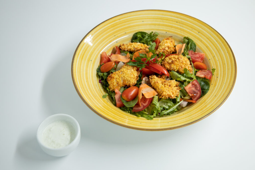 Salata cu crispy de pui si sos tzatziki (6)